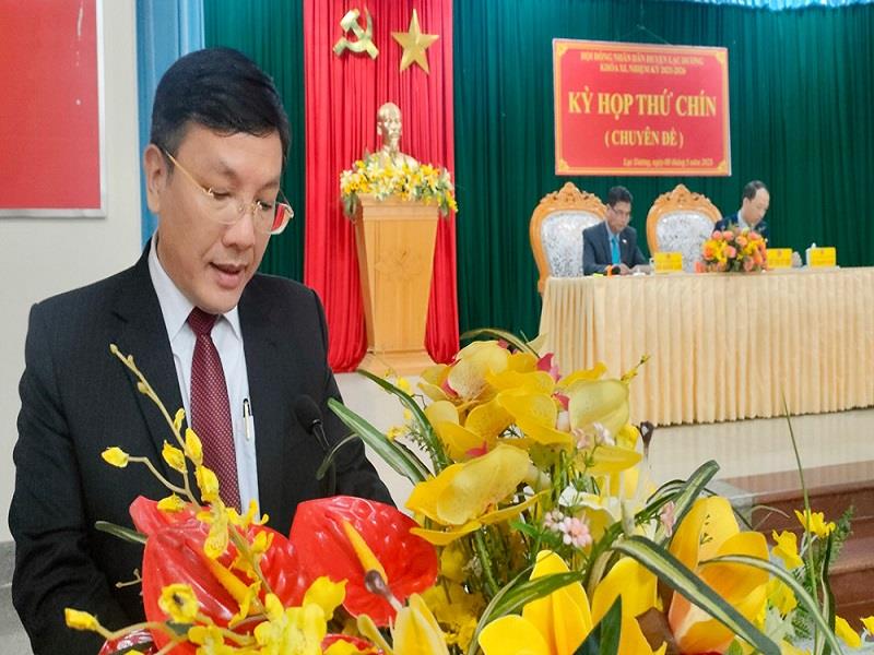 Tân Chủ tịch UBND huyện Lạc Dương Bùi Thế phát biểu nhận nhiệm vụ