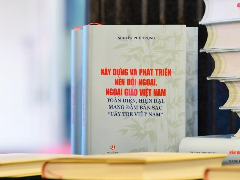 Cuốn sách của Tổng Bí thư Nguyễn Phú Trọng về xây dựng và phát triển nền đối ngoại, ngoại giao Việt Nam - Ảnh: VOV