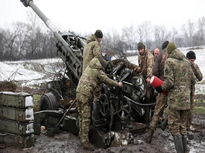 Binh sỹ Ukraine nạp đạn cho siêu lựu pháo M777. (Ảnh: AFP/GETTY)