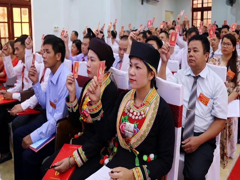 Các đại biểu biểu quyết thông qua Nghị quyết Đại hội đại biểu Đảng bộ huyện Bình Gia (tỉnh Lạng Sơn), nhiệm kỳ 2020 - 2025 _Ảnh: TTXVN