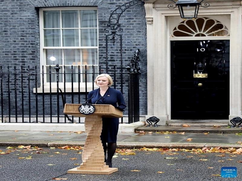 Thủ tướng Anh Liz Truss đột ngột thông báo từ chức trong bài phát biểu bên ngoài số 10 phố Downing, ngày 20/10. (Ảnh: Xinhua)