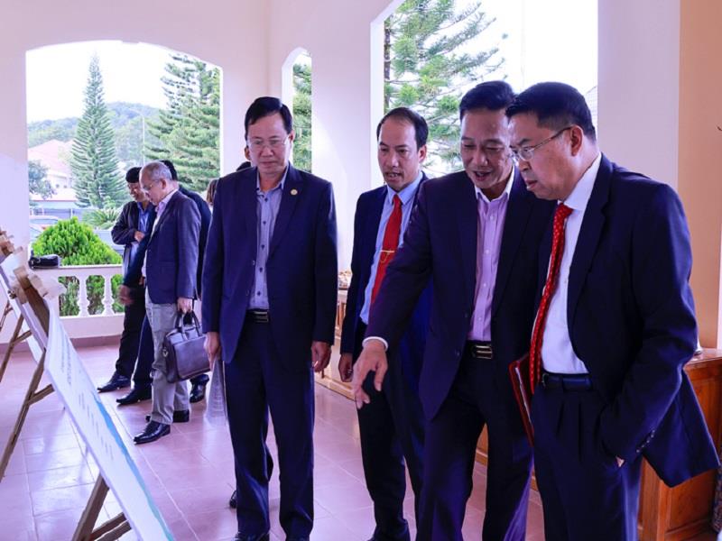 Lãnh đạo Sở Xây dựng và lãnh đạo TP Đà Lạt, huyện Lạc Dương thăm quan khu trưng bày bản vẽ đồ án quy hoạch được duyệt