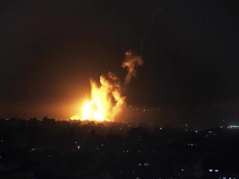 Khói lửa bốc lên từ một vụ nổ sau cuộc không kích của Israel vào Gaza, rạng sáng 7/4. (Ảnh: AP)