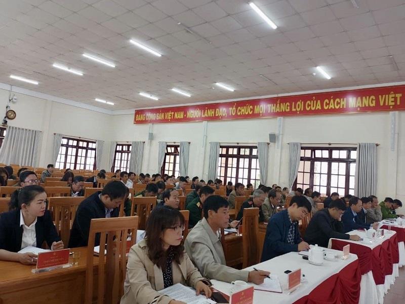 Các đại biểu dự tại Hội trường Huyện ủy