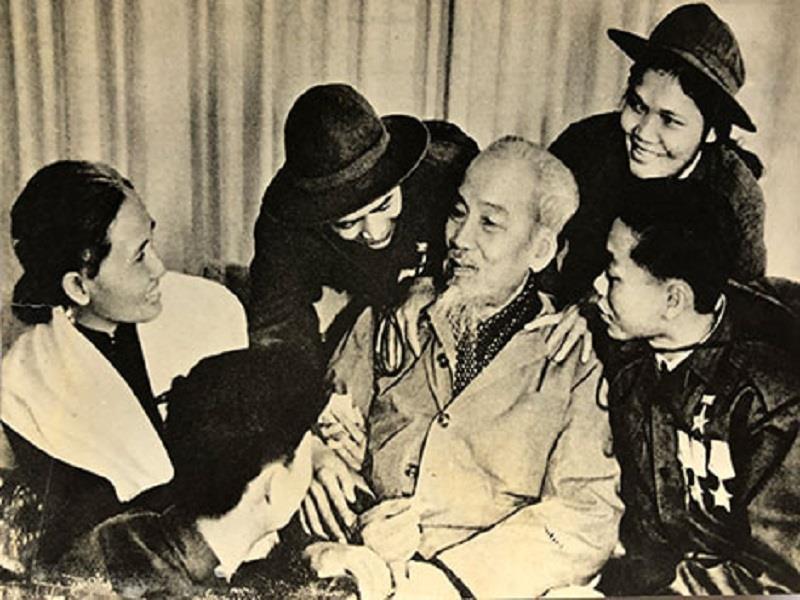 Chủ tịch Hồ Chí Minh với các anh hùng, dũng sĩ miền Nam ra thăm miền Bắc (2-1969).