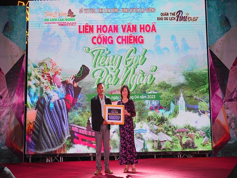 Quần thể khu du lịch PINI trao tặng 500 triệu đồng cho quỹ chăm lo cho các cụ già neo đơn huyện Lạc Dương