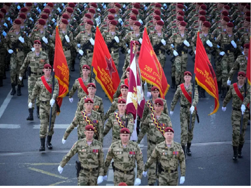 Các binh sĩ Nga diễu hành về phía Quảng trường Đỏ để tham dự cuộc duyệt binh Ngày Chiến thắng ở Moscow, đánh dấu kỷ niệm 78 năm kết thúc Thế chiến II. (Ảnh: Alexander Zemlianichenko/AP)