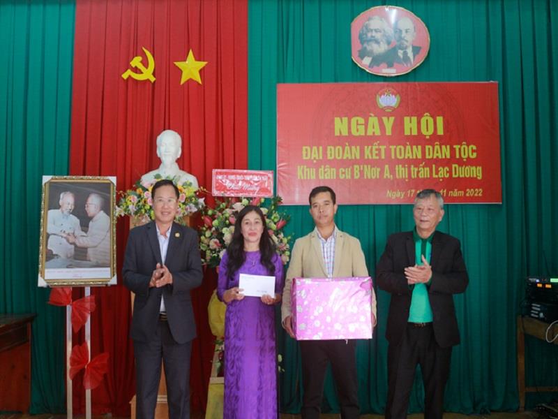 Đồng chí Phạm Triều - Bí thư Huyện ủy, Chủ tịch HĐND huyện Lạc Dương trao tặng phần quà cho TDP B’Nơr A