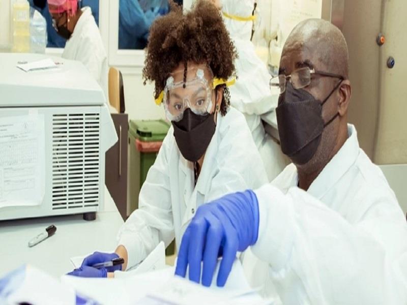 Các kỹ thuật viên nghiên cứu tại Phòng thí nghiệm nghiên cứu Baney ở Malabo, Guinea Xích đạo (Ảnh: UN)
