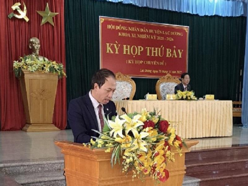 Đồng chí Sử Thanh Hoài - Chủ tịch UBND huyện Lạc Dương tiếp thu, giải trình ý kiến của đại biểu về các nội dung trình tại kỳ họp