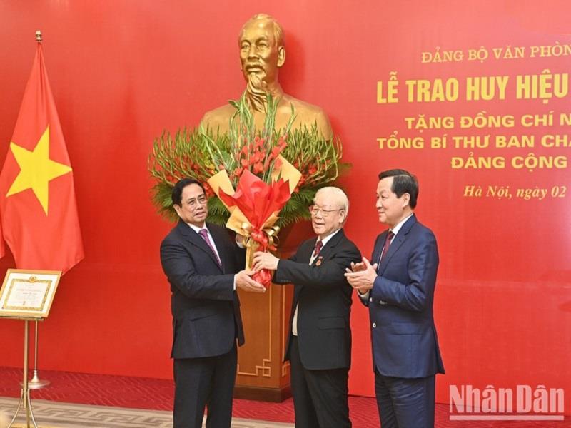 Thủ tướng Phạm Minh Chính và Phó Thủ tướng Lê Minh Khái tặng hoa chúc mừng Tổng Bí thư Nguyễn Phú Trọng