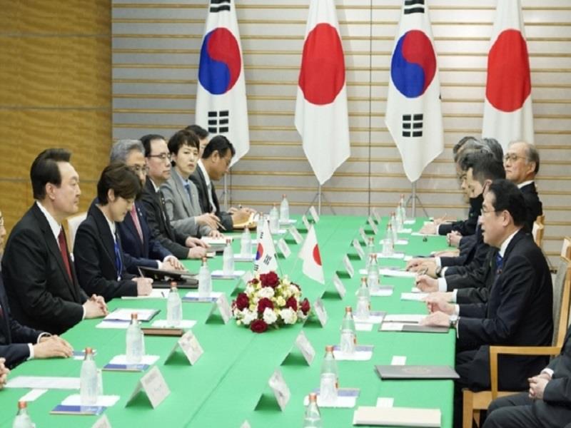 Thủ tướng Nhật Bản Kishida Fumio và Tổng thống Hàn Quốc Yoon Suk Yeol tại cuộc hội đàm hôm 16/3/2023. (Ảnh: Kyodo)