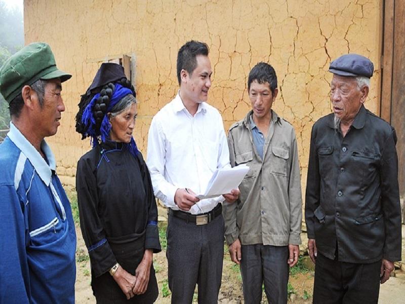 Cán bộ xã Y Tý, huyện Bát Xát (Lào Cai) trao đổi với người có uy tín nơi thôn bản về công tác dân vận, bảo đảm an ninh trật tự trên địa bàn. (Ảnh ANH SƠN)