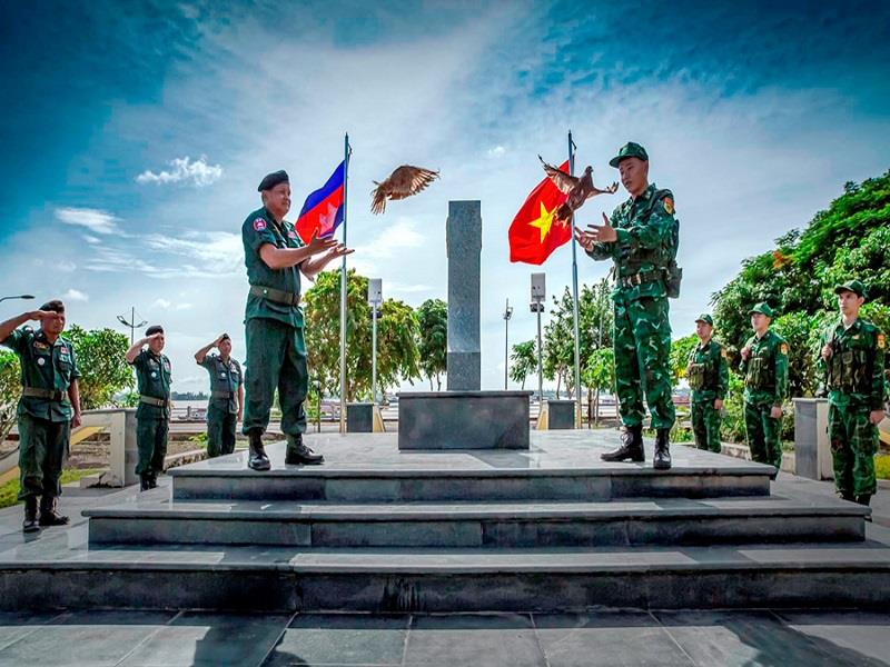 Chung tay vì biên giới hòa bình, hữu nghị (Trong ảnh: Tuần tra biên giới giữa lực lượng biên phòng Việt Nam và Campuchia) _Nguồn: nhiepanhdoisong.vn