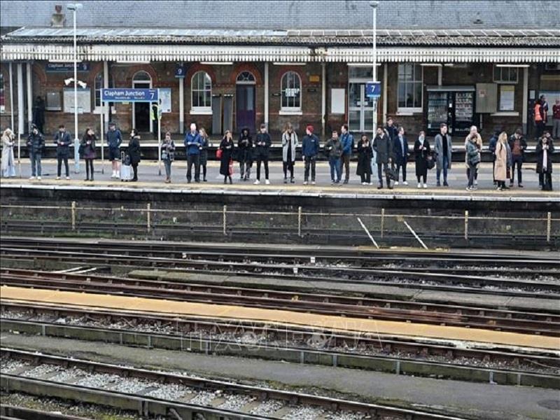Hành khách chờ tàu hỏa tại nhà ga ở thủ đô London, Anh, trong thời gian diễn ra cuộc đình công của các nhân viên đường sắt ngày 16/3/2023. (Ảnh: AFP/TTXVN)
