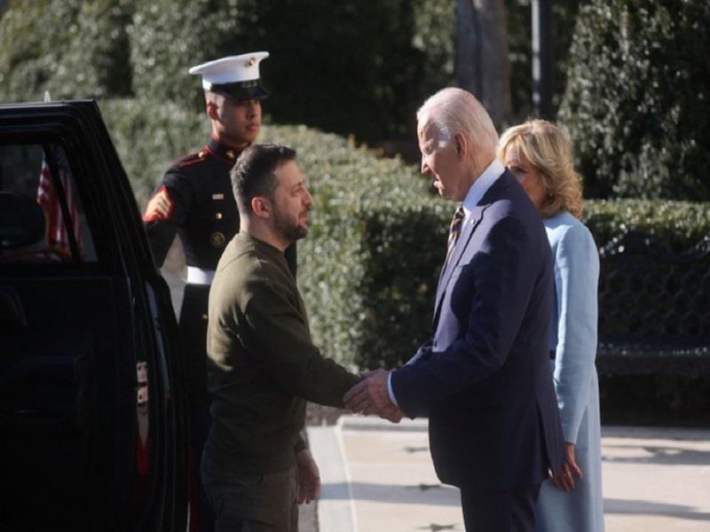 Tổng thống Mỹ Joe Biden chào đón ông Zelensky tại Nhà Trắng. Ảnh Reuters.