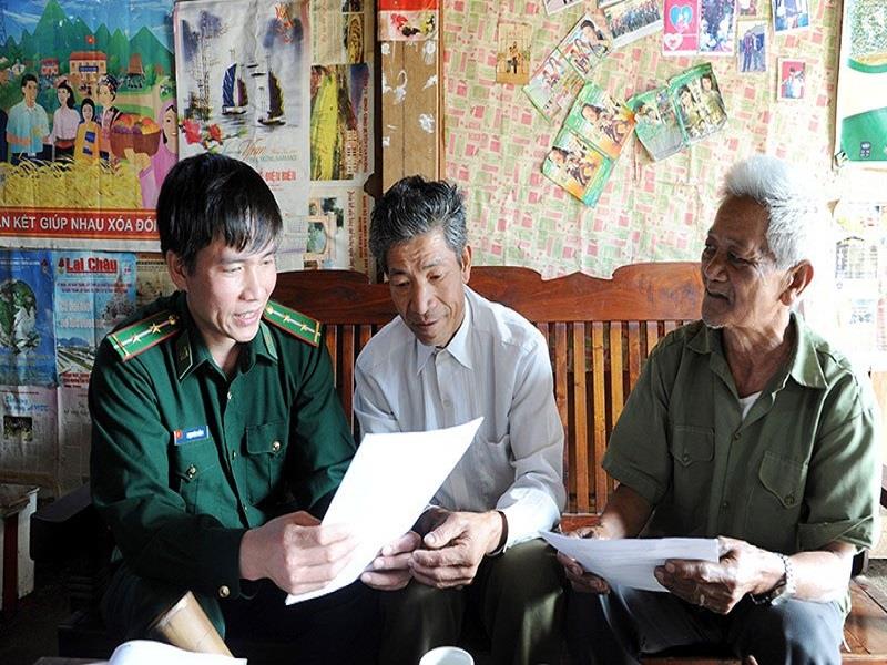 Sĩ quan bộ đội biên phòng đồng thời là cán bộ chủ chốt xã tuyên truyền vận động nhân dân khu vực biên giới tỉnh Lai Châu thực hiện các chủ trương của Ðảng, chính sách, pháp luật của Nhà nước. (Ảnh TRẦN HẢI)