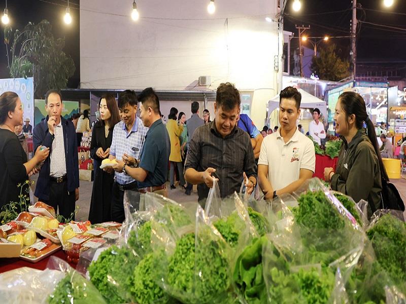 Chủ tịch UBND huyện Lạc Dương Sử Thanh Hoài hưởng ứng “chợ phiên”