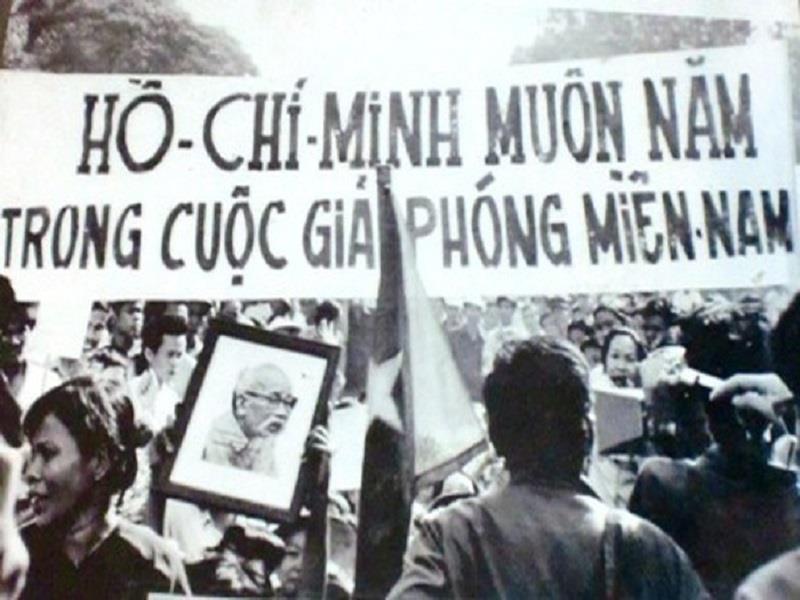 Người dân Sài Gòn đổ ra đường vui mừng vì nhận được tin chiến thắng