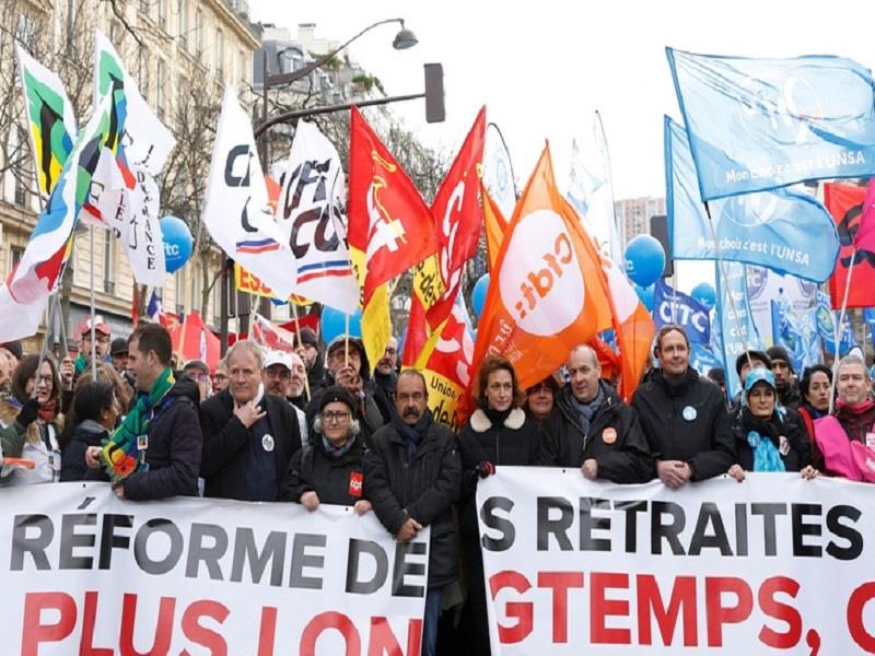 Người biểu tình xuống đường ở Paris, Pháp, ngày 31/1/2023. (Ảnh: Reuters)