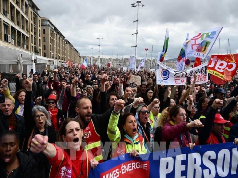 Người biểu tình tại Marseille, Pháp ngày 23/3/2023. (Ảnh: AFP/TTXVN)