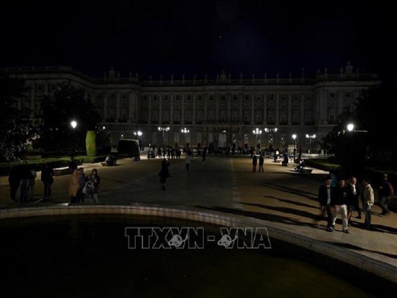 Tắt đèn hưởng ứng Giờ Trái Đất tại Cung điện Hoàng gia Madrid, Tây Ban Nha (Ảnh: AFP/TTXVN)