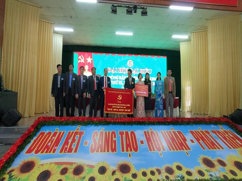 Lãnh đạo huyện Lạc Dương trao tặng bức trướng và 500 triệu đồng cho Hội Nông dân huyện