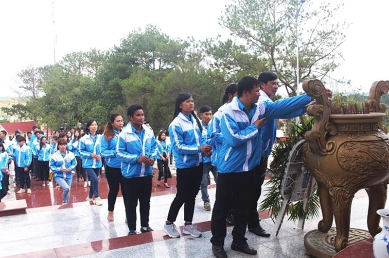 Đại biểu thanh niên tổ chức thắp hương, dâng vòng hoa tri ân các anh hùng Liệt sĩ huyện Lạc Dương trước khi diễn ra phiên chính thức của Đại hội sáng ngày 17/5/2019