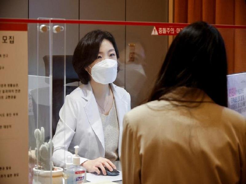 Một phụ nữ đến khám tại một trung tâm sinh sản ở Bundang, Hàn Quốc  (Ảnh:Reuters)