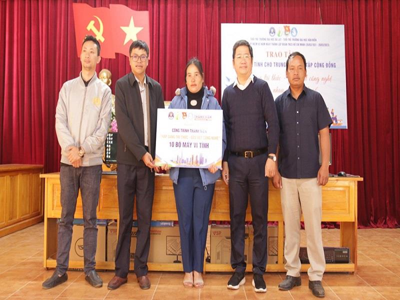 Đại diện Trường Đại học Đà Lạt và Trường Đại học Văn Hiến trao tặng 10 bộ máy tính cho xã Đạ Sar
