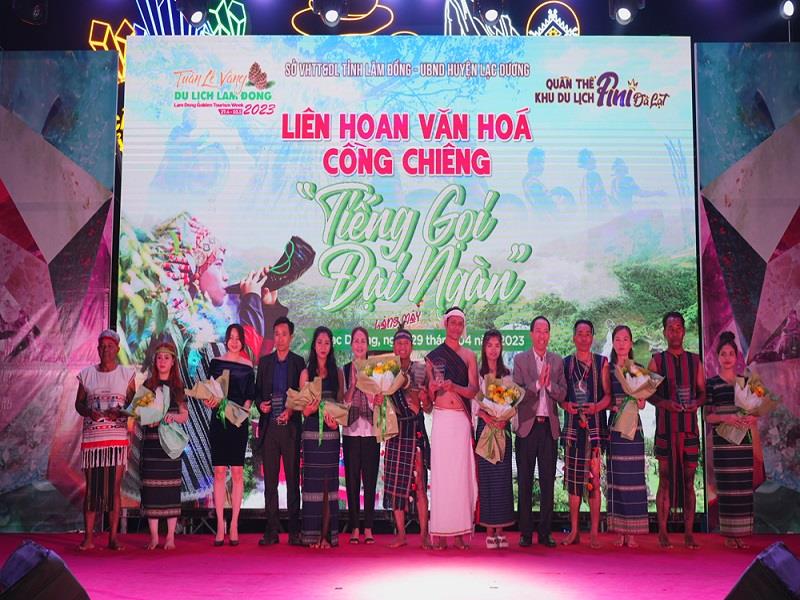 Chủ tịch UBND huyện Lạc Dương Sử Thanh Hoài tặng hoa và biểu trưng cho các đoàn nghệ nhân