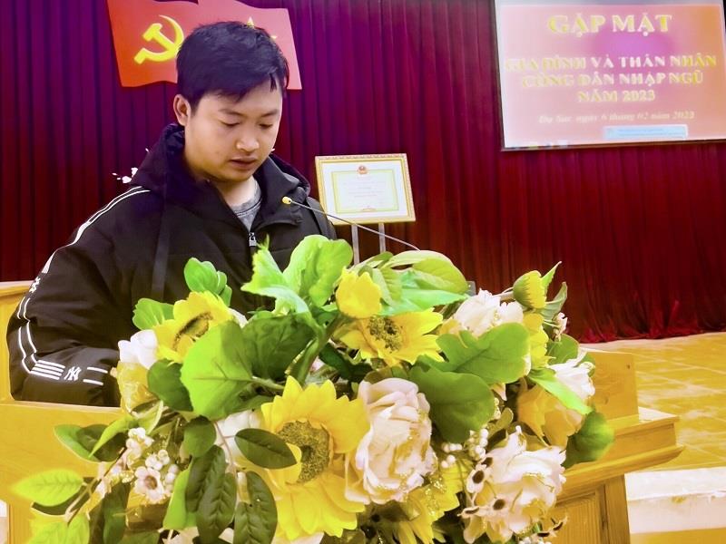 Công dân Tô Chấn Phong đại diện cho các công dân lên đường nhập ngũ đã phát biểu cảm nghĩ và quyết tâm hoàn thành nhiệm vụ được giao