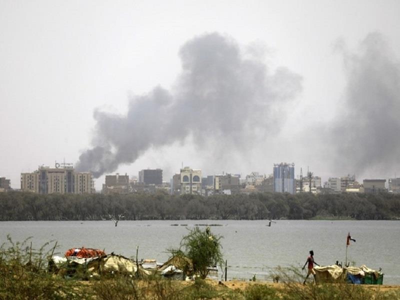 Bức ảnh chụp vào ngày 15/4/2023 cho thấy khói bốc lên ở Khartoum, thủ đô của Sudan. (Ảnh: Mohamed Khidir/Tân Hoa xã)