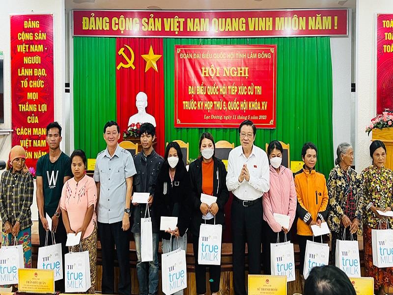 Đồng chí Phan Đình Trạc và đồng chí Trần Đức Quận trao tặng quà cho các hộ đồng bào DTTS khó khăn