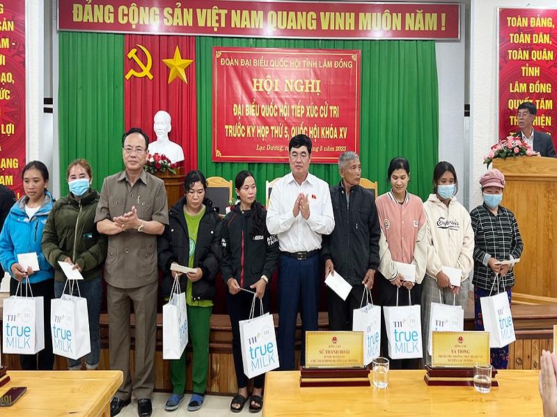 Đồng chí Trần Đình Văn và đồng chí Nguyễn Văn Yên trao quà cho các hộ đồng bào DTTS khó khăn