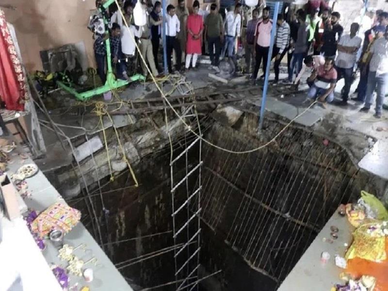 Hiện trường vụ sập nắp giếng tại Ấn Độ khiến 35 người thiệt mạng. (Ảnh: AP)