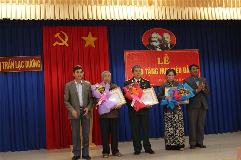 Đồng chí Ya Ti Ong - Phó Bí thư Thường trực Huyện ủy, Chủ tịch HĐND huyện và đồng chí Đỗ Khắc Lợi - UVBTV Huyện ủy, Phó Chủ tịch HĐND huyện trao tặng Huy hiệu Đảng cho các đảng viên