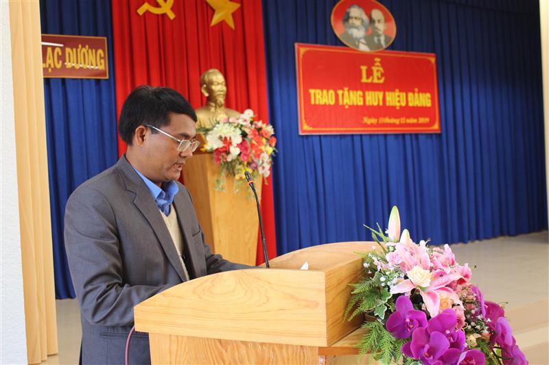 Đồng chí Ya Ti Ong - Phó Bí thư Thường trực Huyện ủy, Chủ tịch HĐND huyện phát biểu chúc mừng các đảng viên được trao tặng Huy hiệu Đảng đợt này