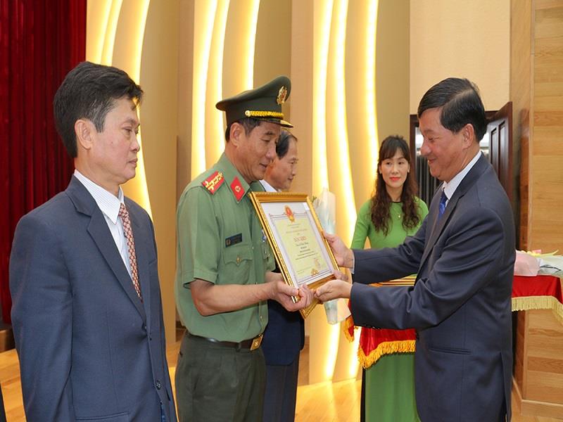 Đồng chí Trần Đức Quận - Ủy viên Ban Chấp hành Trung ương Đảng, Bí thư Tỉnh ủy, Chủ tịch HĐND tỉnh trao bằng khen cho các cá nhân