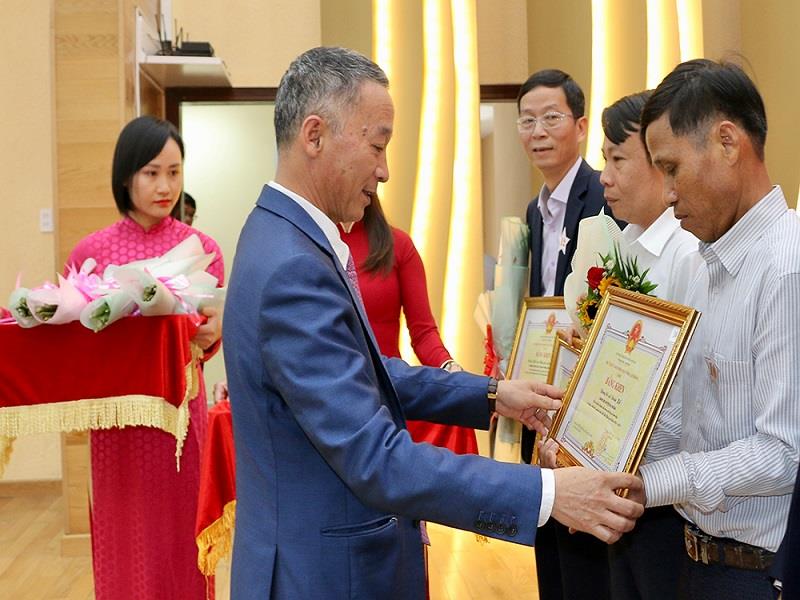 Đồng chí Trần Văn Hiệp - Phó Bí thư Tỉnh ủy, Chủ tịch UBND tỉnh trao bằng khen cho các tập thể