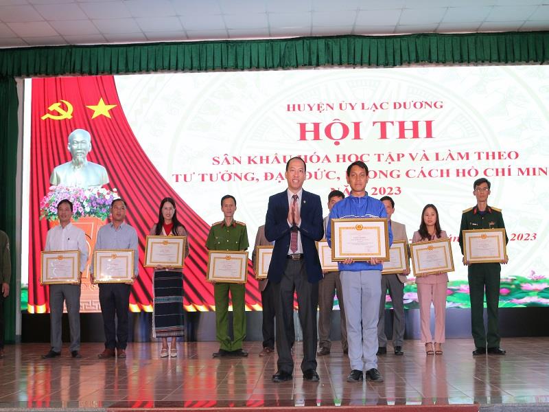 Đồng chí Sử Thanh Hoài - Bí thư Huyện ủy, Chủ tịch HĐND huyện trao giải cho đội thi đạt giải nhất