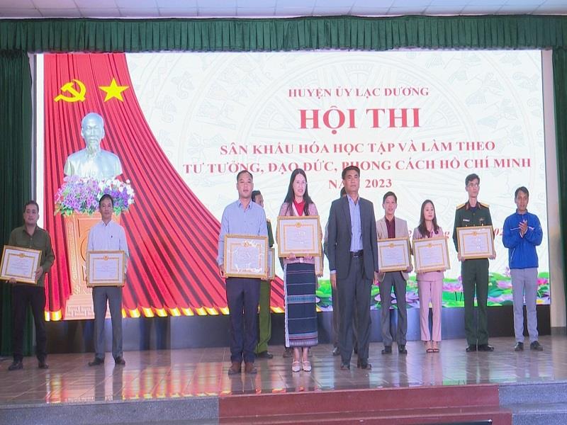 Đồng chí Ya Tiong - Phó Bí thư Thường trực Huyện ủy, Trưởng ban tổ chức Hội thi trao giải cho 2 đội đạt giải nhì