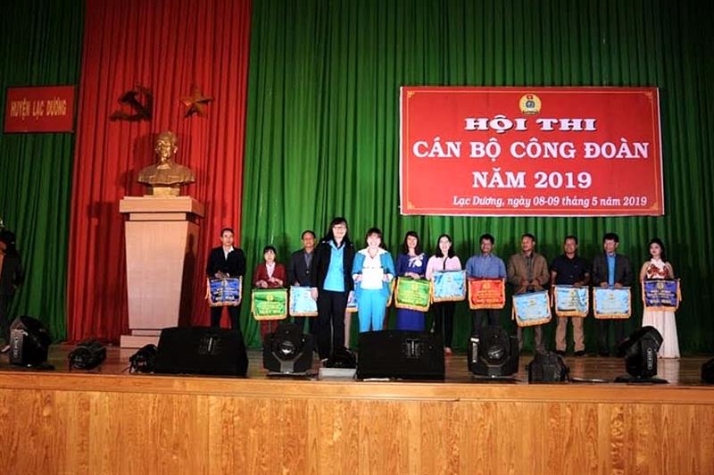 Ban Tổ chức trao giải thưởng cho các đội đạt giải Hội thi cán bộ Công đoàn huyện Lạc Dương 2019