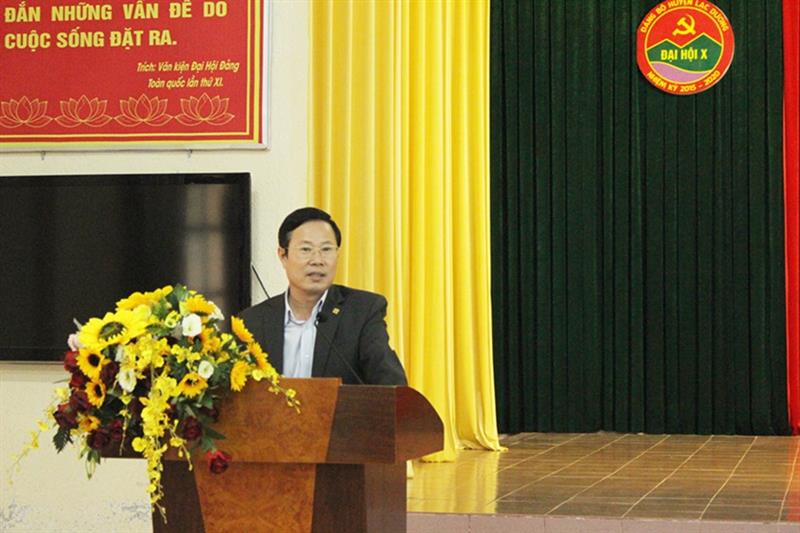 Đồng chí Phạm Triều - TUV, Bí thư Huyện ủy chúc mừng và giao nhiệm vụ cho 04 đồng chí trên cương vị mới