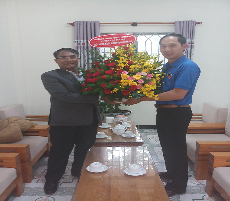 Đồng chí Ya Ti Ong - Phó Bí thư Thường trực Huyện ủy, Chủ tịch HĐND huyện tặng hoa chúc mừng Huyện đoàn Lạc Dương