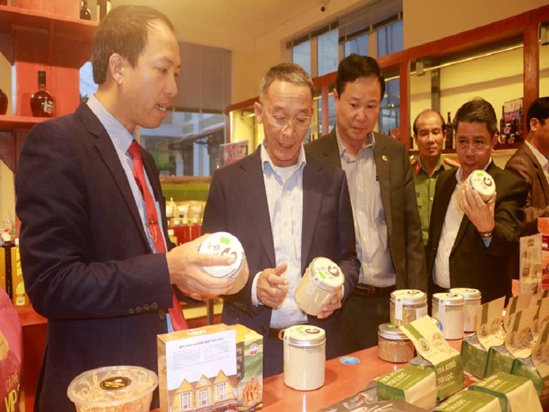 Chủ tịch UBND tỉnh Lâm Đồng Trần Văn Hiệp thăm Trung tâm trưng bày và giới thiệu sản phẩm OCOP huyện Lạc Dương