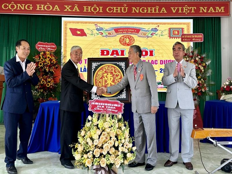 Ban Chấp hành họ Trần Việt Nam tỉnh Lâm Đồng trao tặng Gia Huy cho họ Trần huyện Lạc Dương