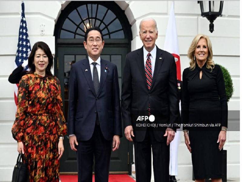 Thủ tướng Nhật Bản Kishida Fumio và phu nhân Yuko đến Nhà Trắng, chụp ảnh cùng Tổng thống Mỹ Joe Biden và phu nhân, ở Washington, D.C., Mỹ, ngày 9/4 (Ảnh: AFP)