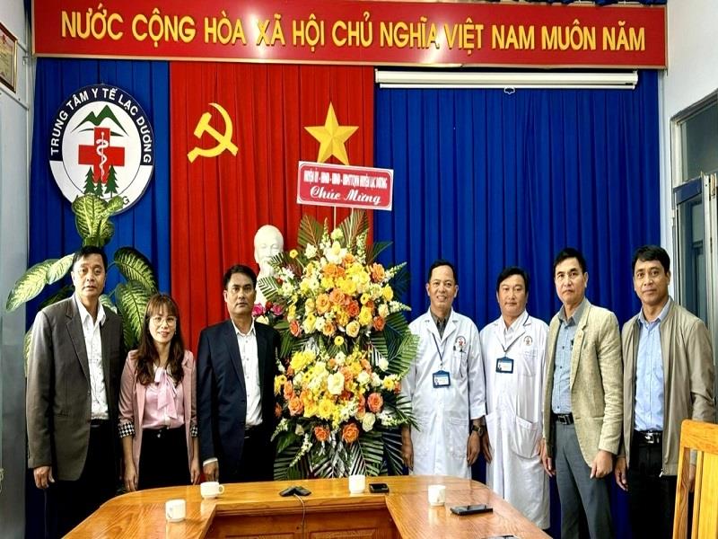 Lãnh đạo huyện Lạc Dương tặng hoa chúc mừng tập thể y, bác sĩ, nhân viên Trung tâm Y tế huyện