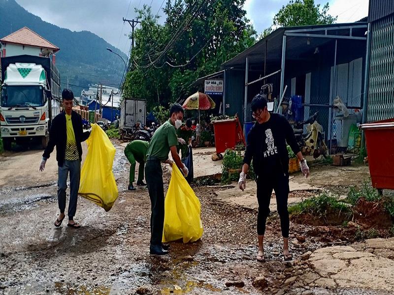 Ra quân thu gom rác thải xung quanh khu vực hồ Đan Kia - Suối Vàng và tuyến đường trên địa bàn thị trấn Lạc Dương